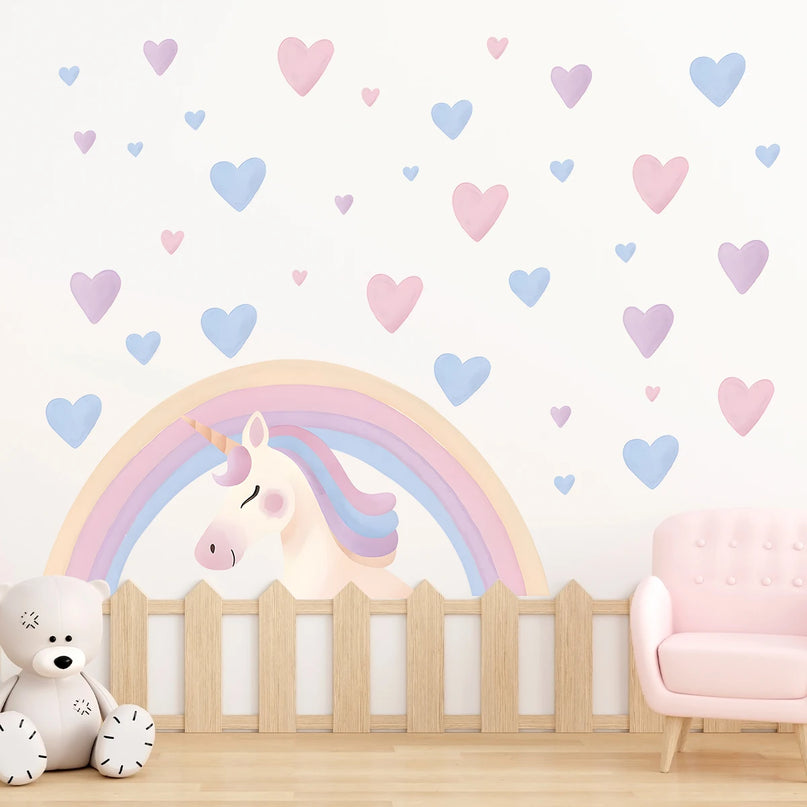 Zwei Einhorn Wandtattoos mit Cartoon-Einhörnern, die von Herzen und Regenbogen umgeben sind, perfekt für Mädchenzimmer.