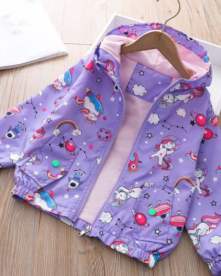 Mädchen in einer hellen Einhorn Jacke mit Cartoon-Motiv, Kapuze und Reißverschluss für Frühling und Herbst