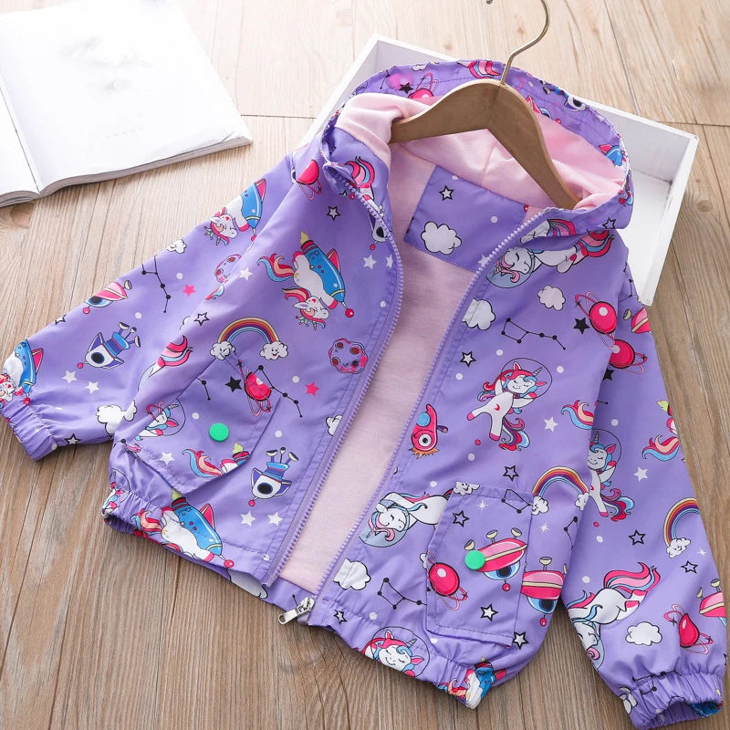 Mädchen in einer hellen Einhorn Jacke mit Cartoon-Motiv, Kapuze und Reißverschluss für Frühling und Herbst