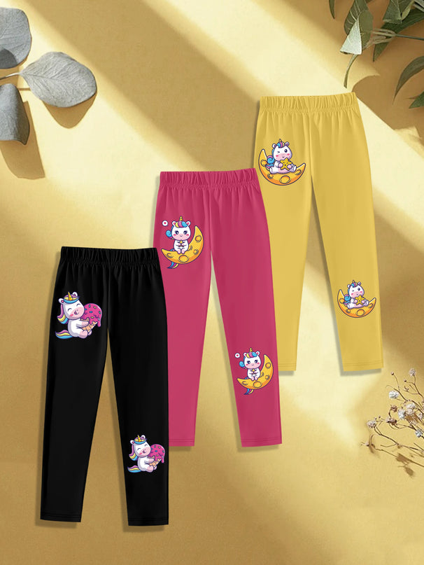 Drei Einhorn Leggings im Set mit Einhörnern, die Eiskrem auf dem Mond halten, auf hellem Hintergrund