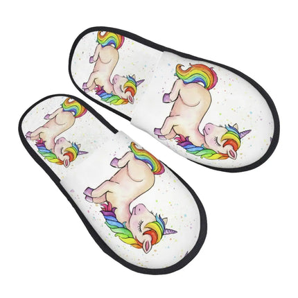 Ein Paar flauschige Einhorn Hausschuhe im Fantasy-Film-Design für Damen, ideal für gemütliche Stunden zu Hause.