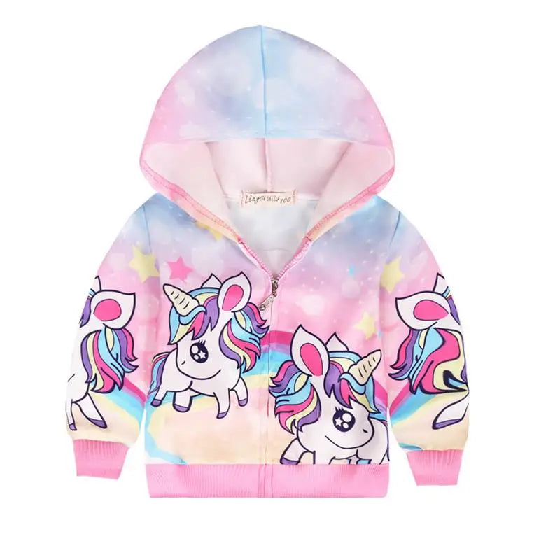 Mädchen trägt pinke Einhorn Jacke mit Reißverschluss und Kapuze, bedruckt mit niedlichen Cartoon-Einhörnern