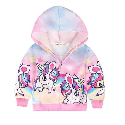 Mädchen trägt pinke Einhorn Jacke mit Reißverschluss und Kapuze, bedruckt mit niedlichen Cartoon-Einhörnern