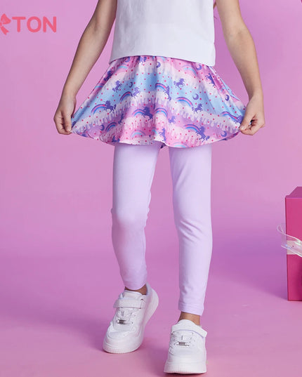 Mädchen trägt eine Einhorn Leggings mit integriertem Regenbogen-Rock aus Baumwolle und Spandex