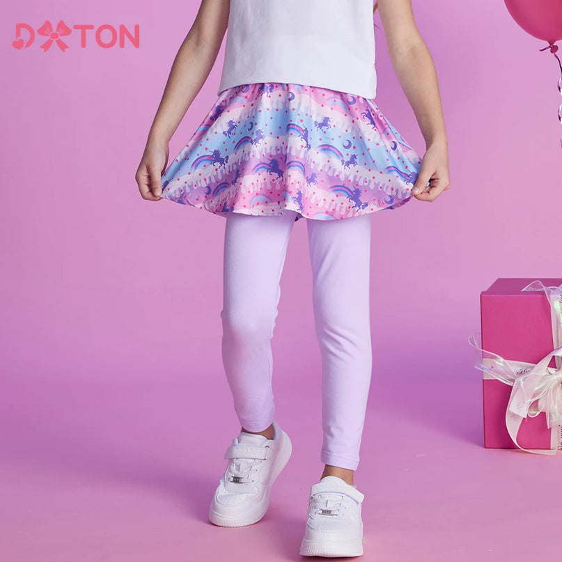 Mädchen trägt eine Einhorn Leggings mit integriertem Regenbogen-Rock aus Baumwolle und Spandex