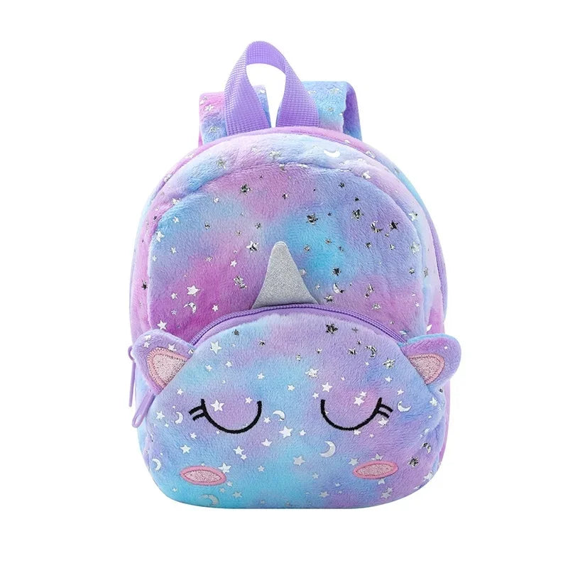 Violettfarbener Einhorn Rucksack aus Plüsch mit Pentagramm-Motiv und leicht schielendem Blick.