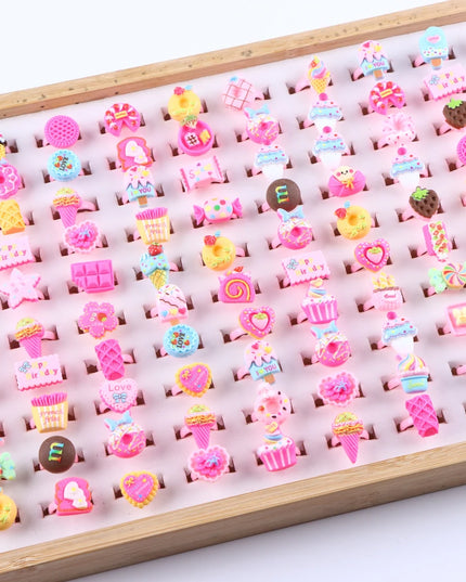 Set aus 50 oder 100 bunten Kinderringen aus Resin mit verschiedenen Herz-, Blumen- und Kuchenmotiven