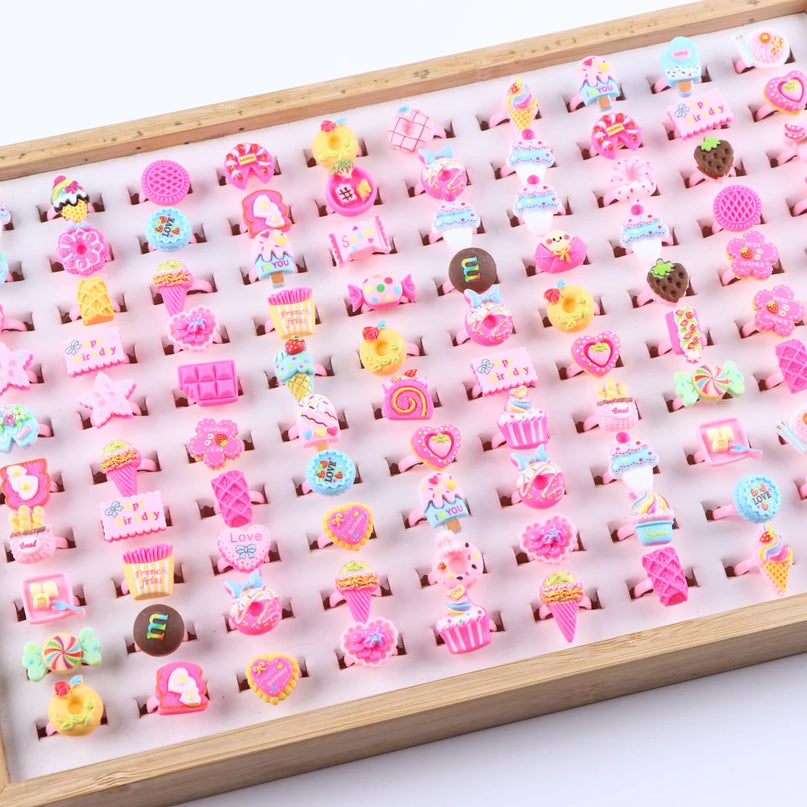 Set aus 50 oder 100 bunten Kinderringen aus Resin mit verschiedenen Herz-, Blumen- und Kuchenmotiven