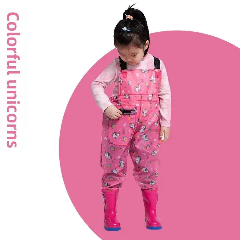 Wasserdichte pinke Kinder-Wathose mit bunten Einhorn-Motiven und integrierten Gummistiefeln