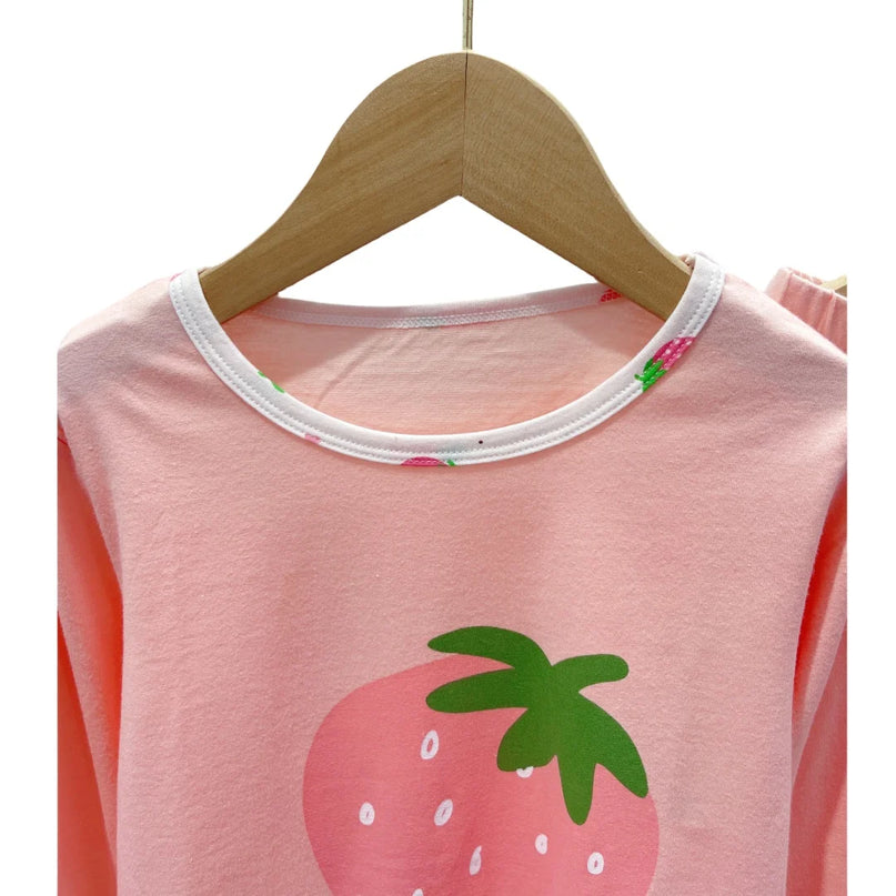 Der zuckersüße Einhorn Pyjama mit Erdbeeren