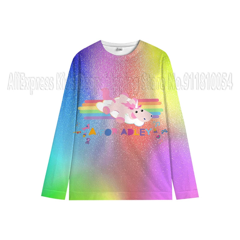 Fröhliches Kind in einem bunten Einhorn Hoodie mit Eiscreme-Print und Kapuze, strahlt vor Freude