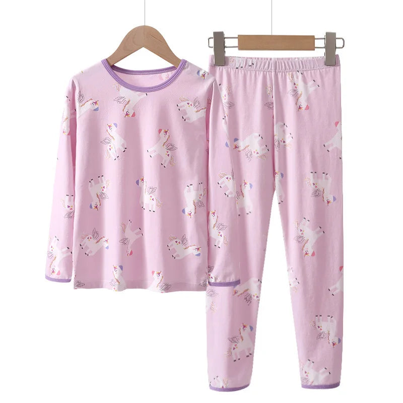 Der zuckersüße Einhorn Pyjama mit Erdbeeren