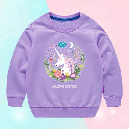 Kleines Mädchen in einem lila Kawaii Einhorn Pullover aus weicher Baumwolle mit Cartoon-Print für Frühling und Herbst