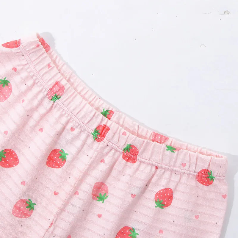 Der zuckersüße Einhorn Pyjama mit Erdbeeren