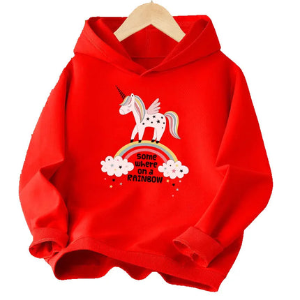 Mädchen in einem leuchtend roten Einhorn Hoodie mit einem süßen Cartoon-Einhorn-Print, ideal für den Herbst