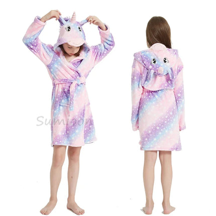Einhorn Pyjama für Kinder mit Kapuze und Cartoon-Fuchs-Motiv, aus weichem Flannel in Hellbraun und Weiß.