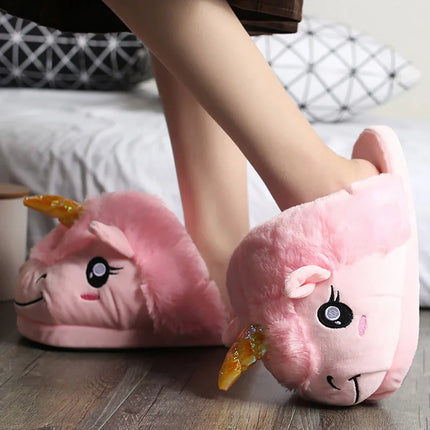 Rosa Einhorn Hausschuhe mit flauschigem Obermaterial und Cartoon-Einhorn-Gesicht, perfekt für gemütliche Wintertage zuhause.