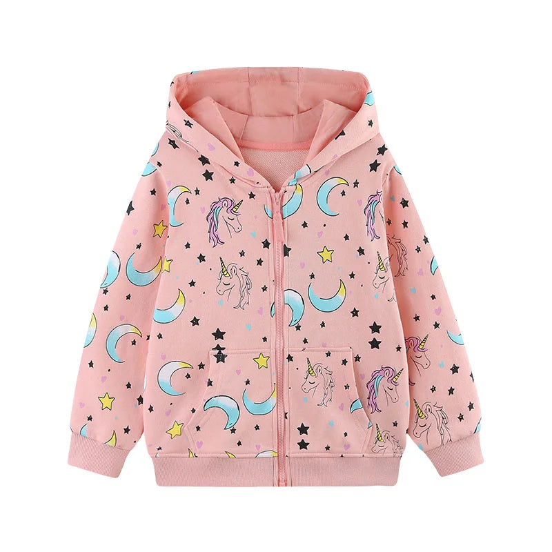 Mädchen in einer magischen Einhorn Jacke mit Kapuze und einem süßen Mond-Einhorn-Motiv, ideal für Herbst und Frühling