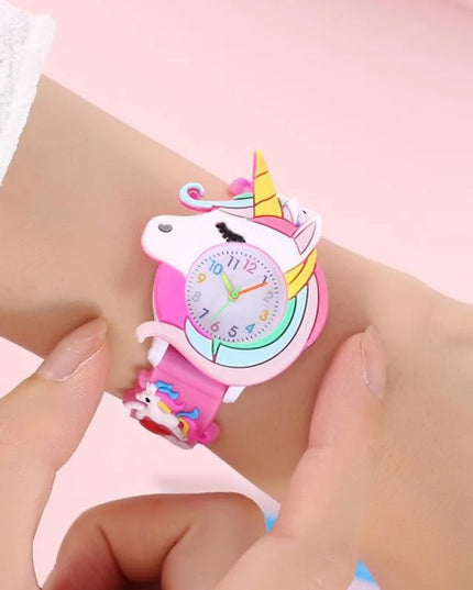 3D Einhorn Uhr mit pinkem Silikonband und runden Kunststoffgehäuse, ideal für Kinder.