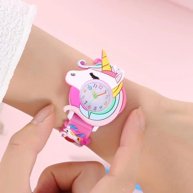3D Einhorn Uhr mit pinkem Silikonband und runden Kunststoffgehäuse, ideal für Kinder.