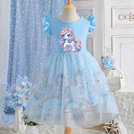 Mädchen in einem farbenfrohen Einhorn Kleid mit kurzen Ärmeln und einem süßen Einhorn-Motiv, perfekt für den Sommer.