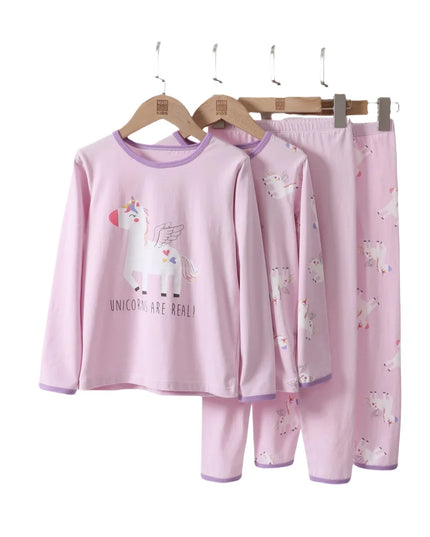 Der zuckersüße Einhorn Pyjama mit Erdbeeren