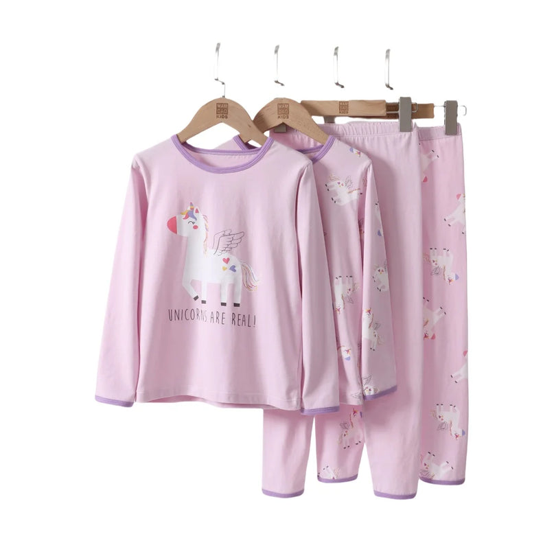 Der zuckersüße Einhorn Pyjama mit Erdbeeren