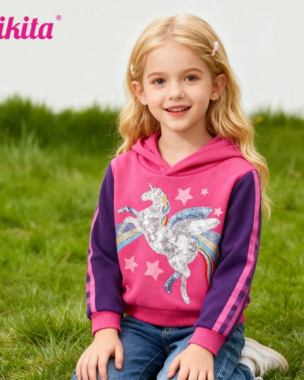 Mädchen im VIKITA Einhorn Hoodie in Pink und Lila mit glitzernden Pailletten und Regenbogen-Sternen-Print