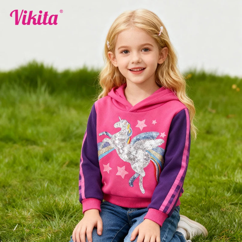 Mädchen im VIKITA Einhorn Hoodie in Pink und Lila mit glitzernden Pailletten und Regenbogen-Sternen-Print