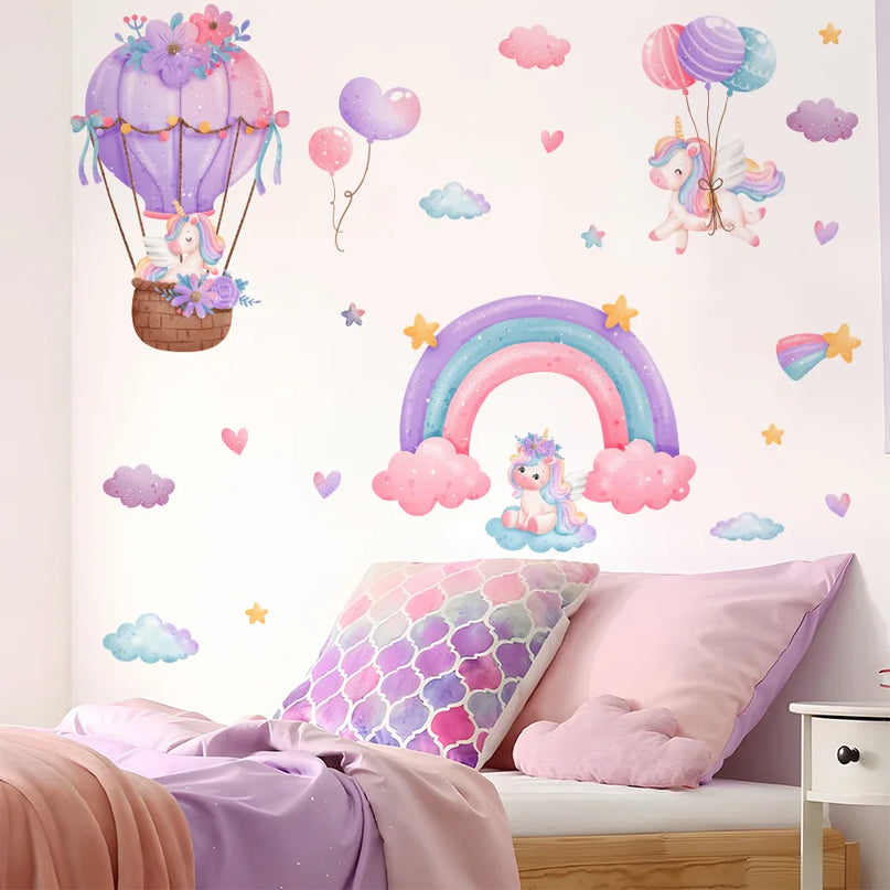 Einhorn Wandtattoo mit Regenbogen, Heissluftballon, Sternen und Wolken für ein verträumtes Zimmer.