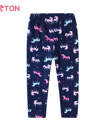 Mädchen trägt eine gemütliche Einhorn Leggings mit Einhorn-Print aus Baumwolle für entspannte Stunden zu Hause