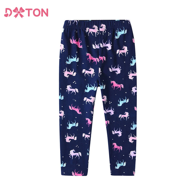 Mädchen trägt eine gemütliche Einhorn Leggings mit Einhorn-Print aus Baumwolle für entspannte Stunden zu Hause