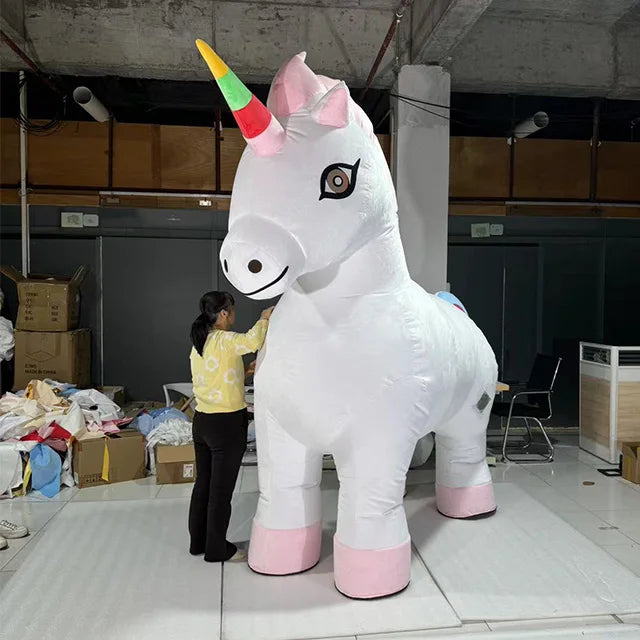 Aufblasbares Einhorn Kostuem in Regenbogenfarben für Erwachsene mit eingebautem Ventilator und Platz für Powerbank.