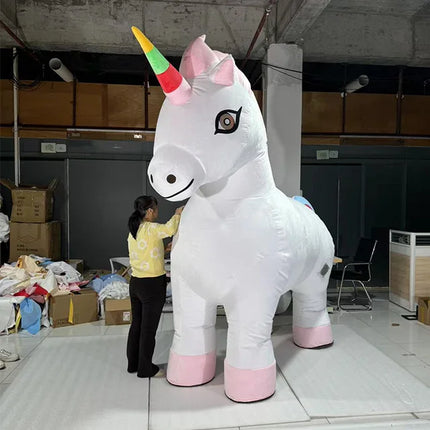 Aufblasbares Einhorn Kostuem in Regenbogenfarben für Erwachsene mit eingebautem Ventilator und Platz für Powerbank.