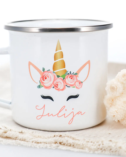 Eine personalisierte weiße Emaille Einhorn Tasse mit einem niedlichen Einhorn-Aufdruck und Namen, ideal für Kinder.