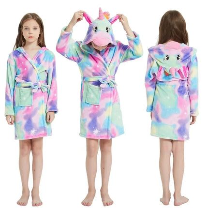 Kind in grauem, flauschigem Einhorn Pyjama Bademantel mit Kapuze und Horn für gemütliche Winterabende