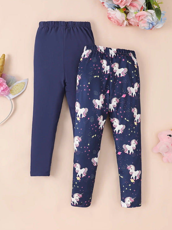 Zwei Mädchen-Leggings: eine mit blauem Einhorn-Digitaldruck, die andere mit blauem Karomuster