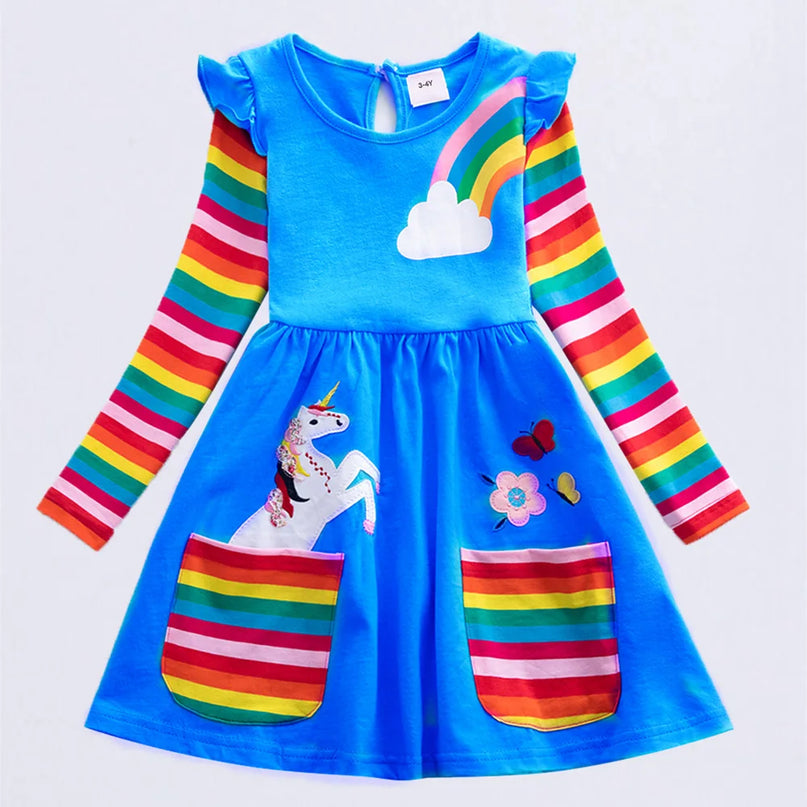 Mädchen in einem blauen Langarm Einhorn Kleid mit Stickerei und zwei Taschen, passend für den Herbst