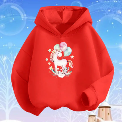 Mädchen in einer roten Einhorn Jacke mit Blumen und Einhorn-Motiv, fröhlich lachend.