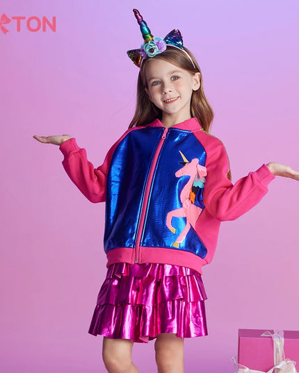 Mädchen in einer Herbst-Winter Einhorn Jacke mit Pailletten und Reißverschluss