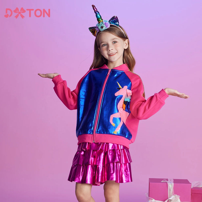 Mädchen in einer Herbst-Winter Einhorn Jacke mit Pailletten und Reißverschluss