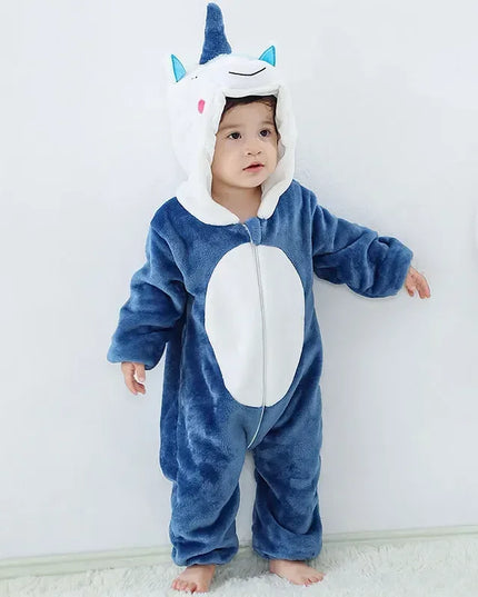 Baby in einem flauschigen blauen Einhorn Kostüm mit Kapuze und Horn, gemütlich und süß