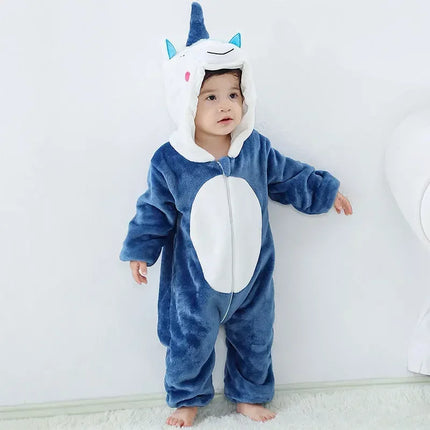 Baby in einem flauschigen blauen Einhorn Kostüm mit Kapuze und Horn, gemütlich und süß