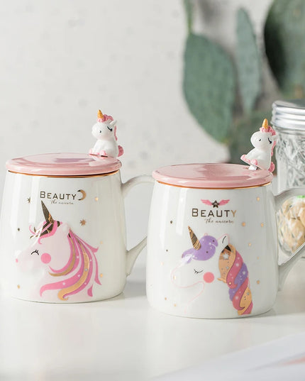 Weiße Keramik Einhorn Tasse mit Deckel und Löffel, verziert mit einem goldenen Einhorn-Horn und goldenen Sternen.