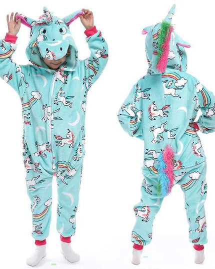 Person in einem farbenfrohen Pegasus Einhorn Onesie mit Kapuze und Flügeln, lächelnd
