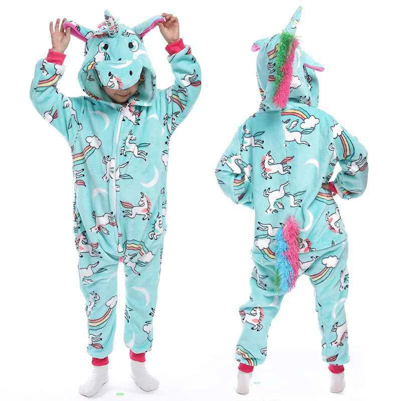 Person in einem farbenfrohen Pegasus Einhorn Onesie mit Kapuze und Flügeln, lächelnd