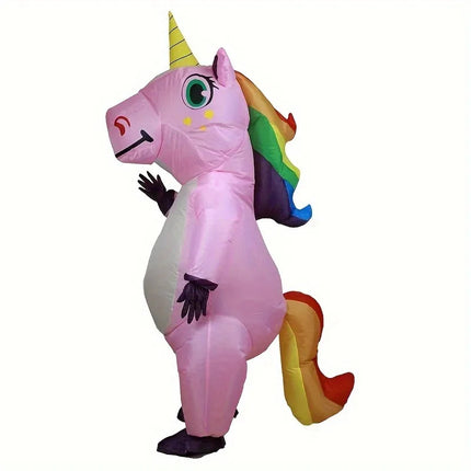 Ein fröhliches Model in einem aufblasbaren Einhorn Kostuem in leuchtendem Rosa, das in die Kamera lacht und winkt.