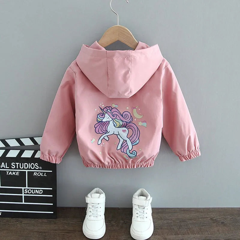 Mädchen trägt gelbe Einhorn Windbreaker Jacke mit Kapuze und Reißverschluss, bedruckt mit Cartoon-Einhörnern