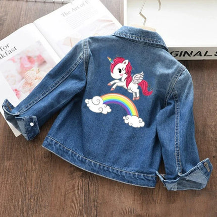 Mädchen in einer bezaubernden Einhorn Jacke aus Denim mit bunten Einhorn-Prints, perfekt für Frühling und Herbst