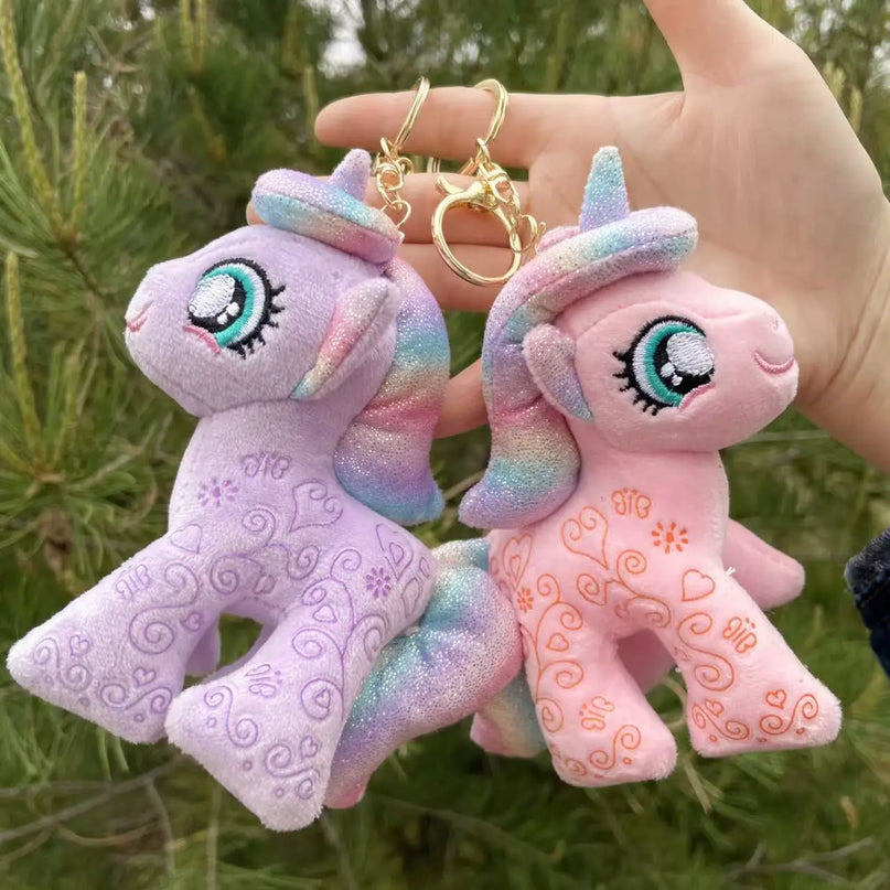Einhorn Kette mit farbwechselndem Plüsch-Einhorn-Anhänger, der in der Sonne seine Farbe ändert